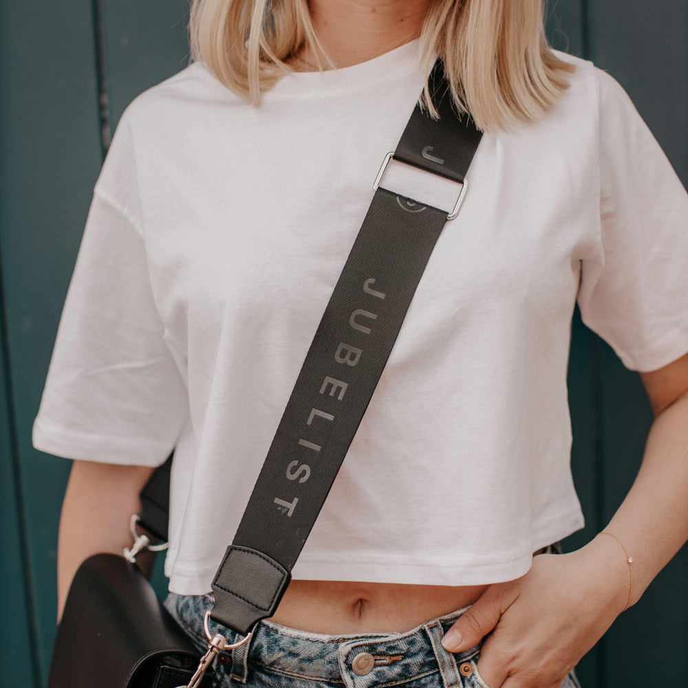 
                  
                    Die Nahaufnahme zeigt den Fashion Strap in schwarz silber
                  
                