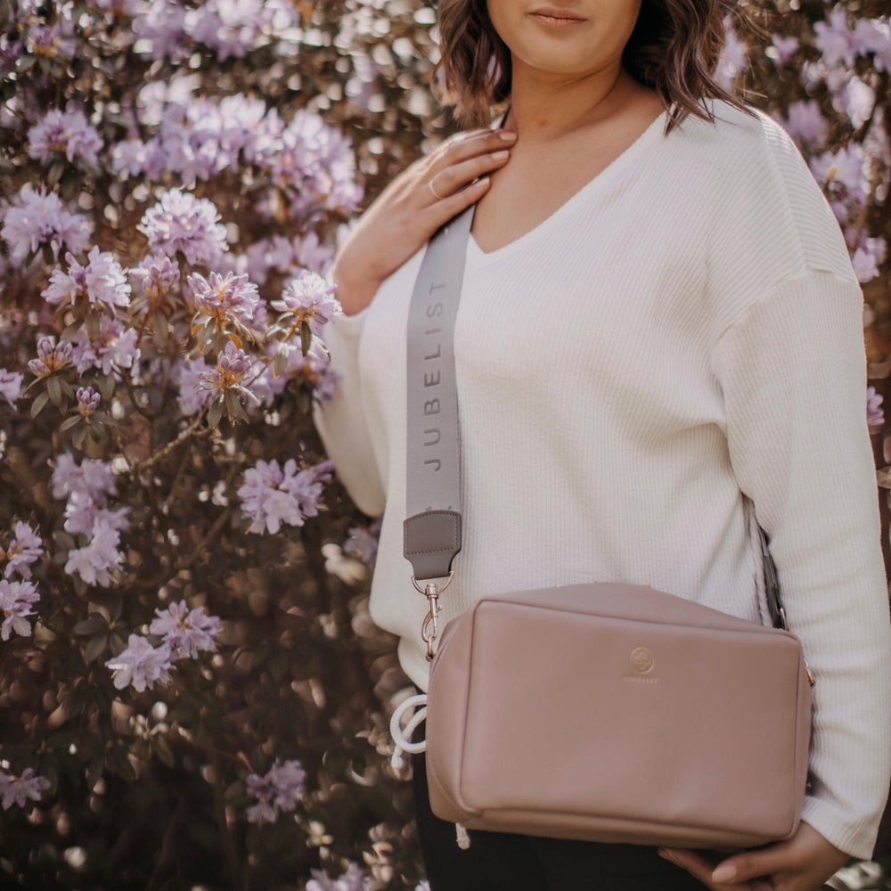 
                  
                    Der Fashion Strap in graphite wird hier mit einer Crossbody ZOE XL in puder kombiniert
                  
                