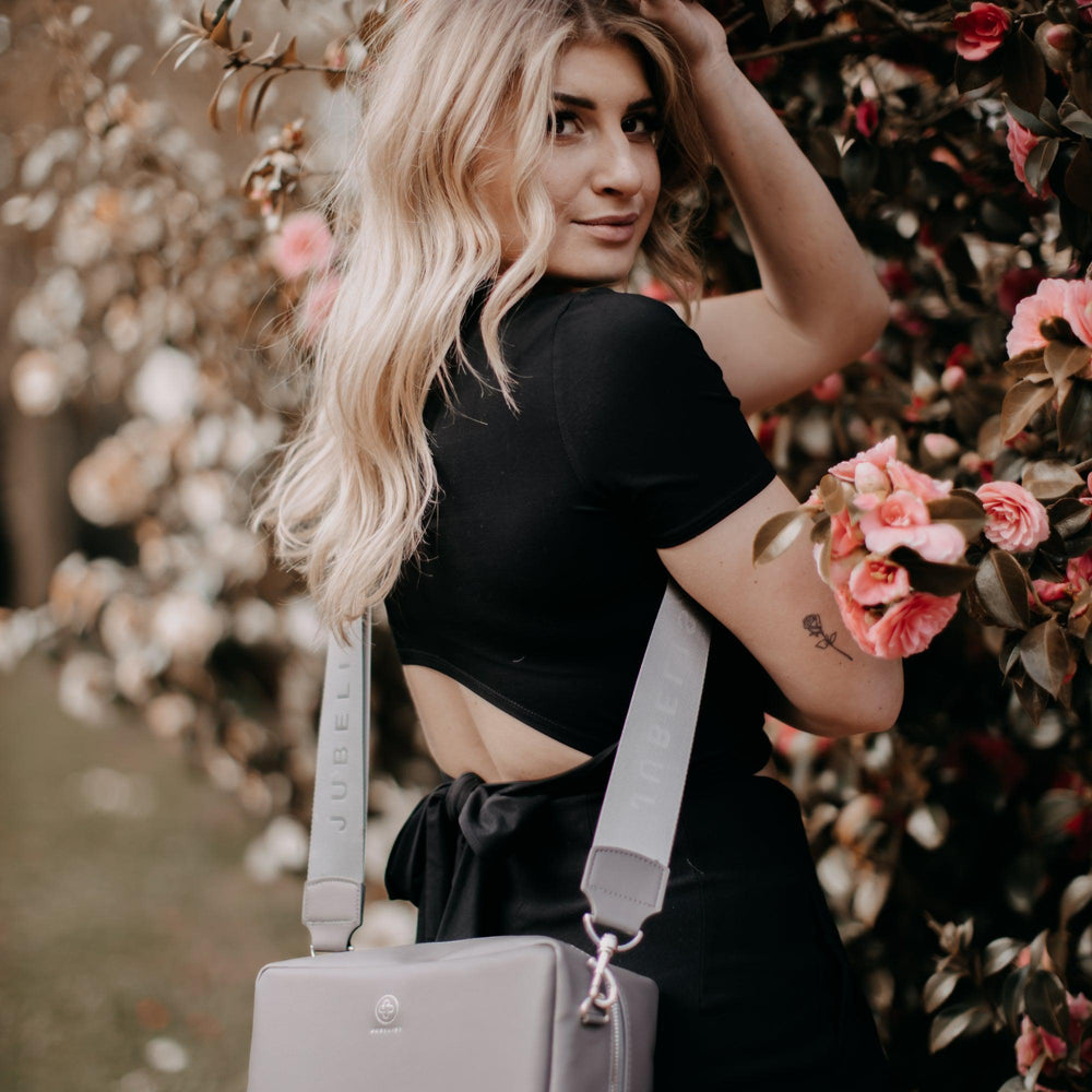 
                  
                    Anna trägt die Crossbody ZOE XL in graphite silber mit dem passenden Fashion Strap in graphite silber
                  
                
