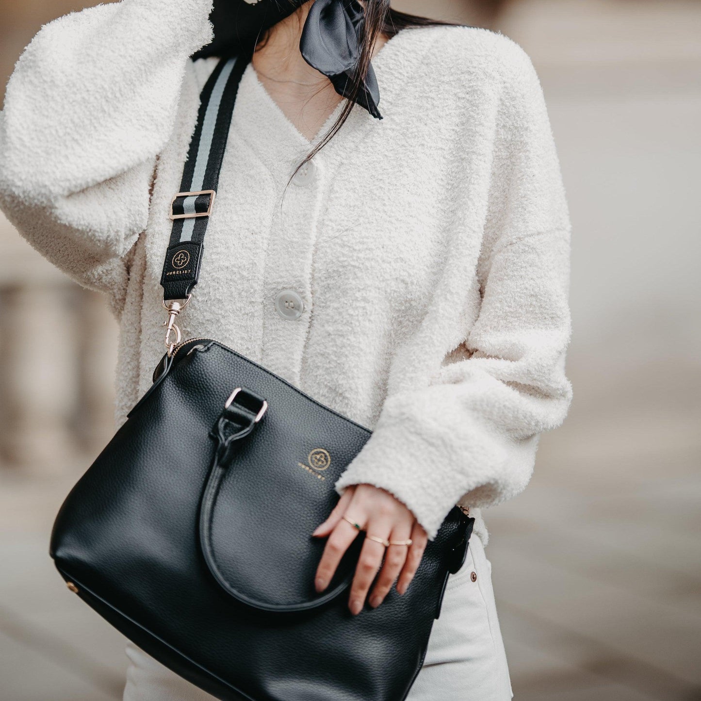 Die Grace wird crossbody mit dem Universal Strap in grau getragen