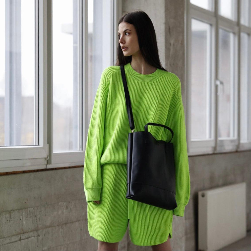 
                  
                    Die LENI in schwarz wird an ihrem langen Schultergurt crossbody getragen
                  
                