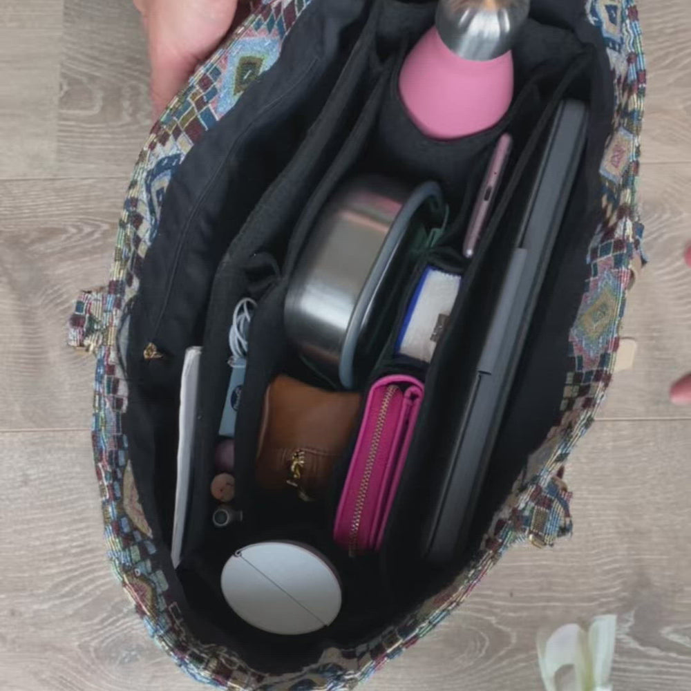 
                  
                    Video in der Galerie ansehen und abspielen, Der Noah in schwarz wird komplett gefüllt mit einer Flasche, einer Brotdose, einem Portemonnaie, einem Laptop, einem Handy, Taschentüchern und einer Halfmoon Pouch gezeigt
                  
                