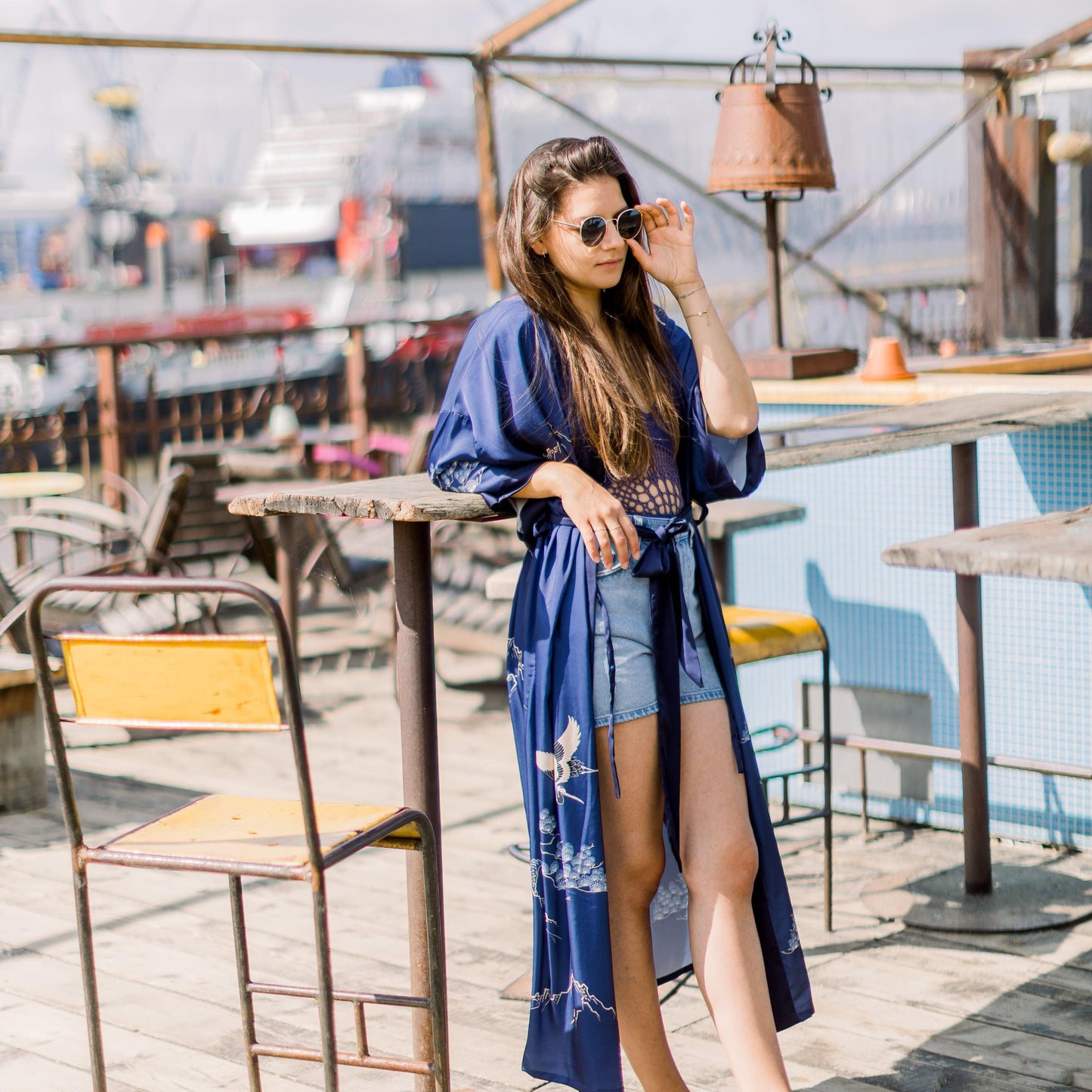 Ein Model trägt über ihrer Shorts und einem Top unseren Kimono